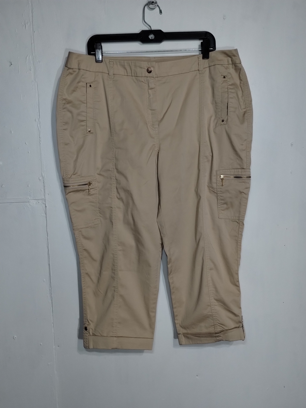 Beige Women's Cargo Capri Pants Size (3P)